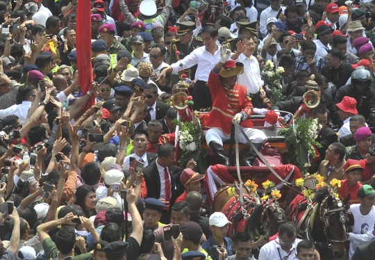 Jokowi-JK diarak kereta kencana ke Istana Negara