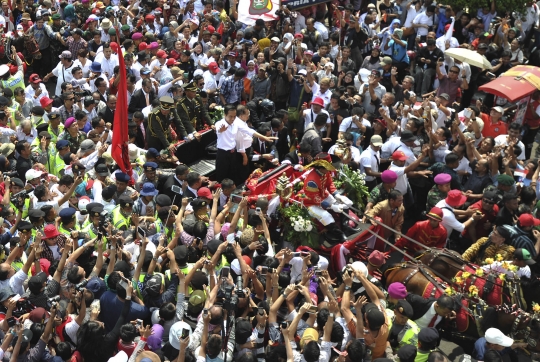 Jokowi-JK diarak kereta kencana ke Istana Negara