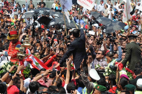 Suka cita Jokowi-JK sapa ribuan warga di atas kereta kuda