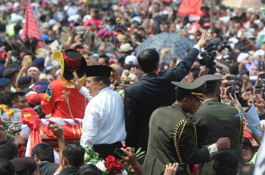 Suka cita Jokowi-JK sapa ribuan warga di atas kereta kuda