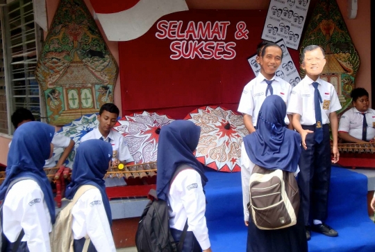 Cara unik siswa SMP 5 Purwokerto ucapkan selamat pada Jokowi-JK