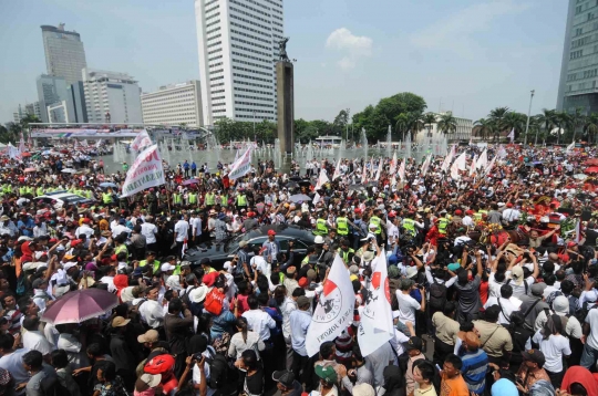 Syukuran Jokowi-JK, warga bentangkan bendera merah putih raksasa