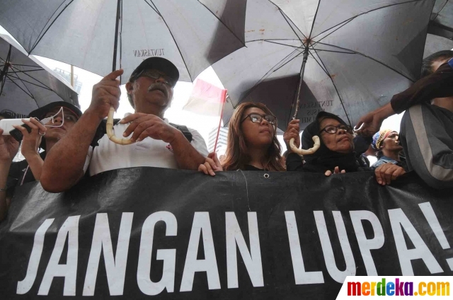 Foto : Syukuran Jokowi-JK, warga bentangkan bendera merah 