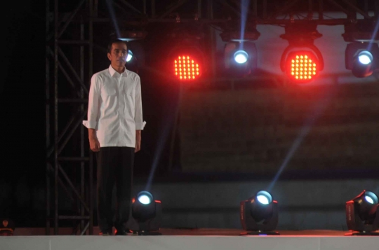 Malam syukuran rakyat di Monas, Jokowi potong tumpeng