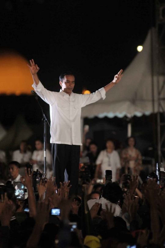 Malam syukuran rakyat di Monas, Jokowi potong tumpeng
