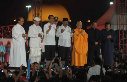 Malam syukuran rakyat di Monas, Jokowi potong tumpeng