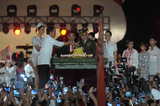 Malam syukuran rakyat di Monas, Jokowi potong tumpeng