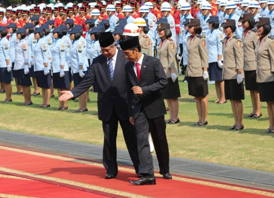 Keakraban SBY sambut Jokowi di Istana Merdeka