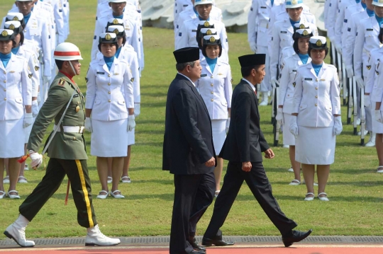 Keakraban SBY sambut Jokowi di Istana Merdeka