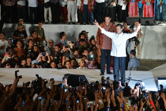 Ratusan ribu warga banjiri malam syukuran Jokowi di Monas