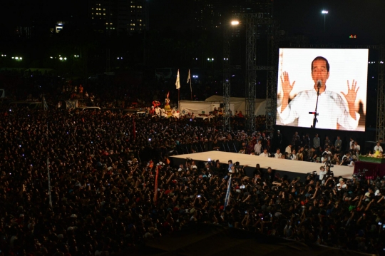 Ratusan ribu warga banjiri malam syukuran Jokowi di Monas