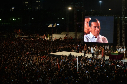 Ratusan ribu warga banjiri malam syukuran Jokowi di Monas