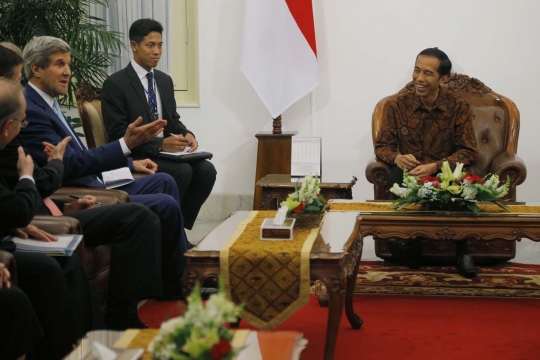 Gaya santai Jokowi terima kunjungan tamu negara di Istana