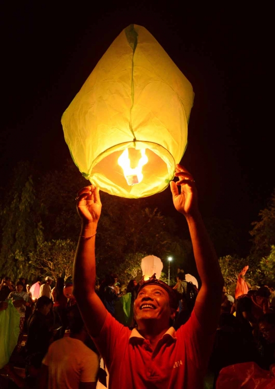 Warga Bali terbangkan ratusan lampion sambut Presiden Jokowi