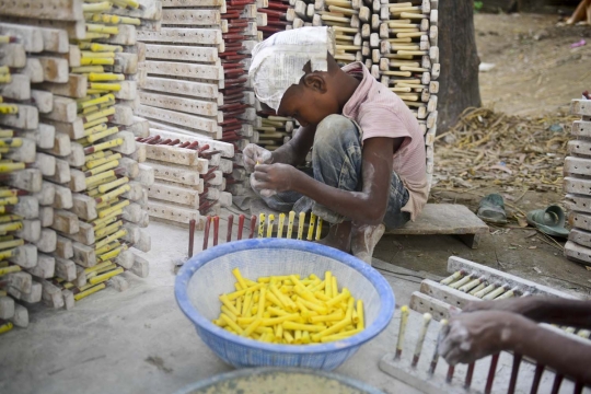 Potret anak di bawah 14 tahun jadi buruh pabrik di Bangladesh