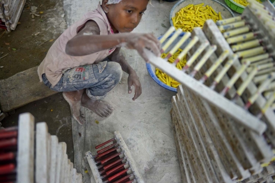 Potret anak di bawah 14 tahun jadi buruh pabrik di Bangladesh