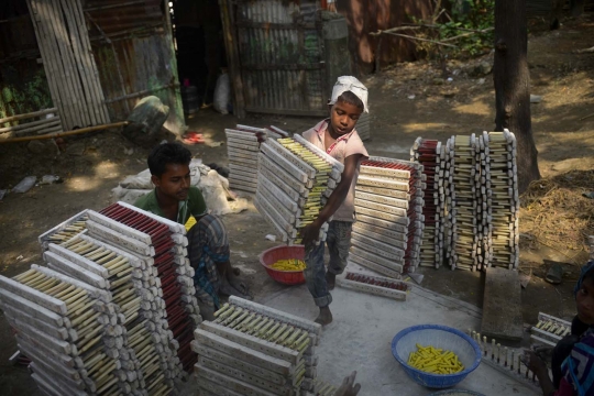 Potret anak di bawah 14 tahun jadi buruh pabrik di Bangladesh