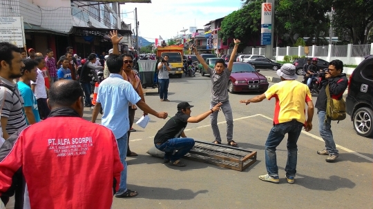Gara-gara parkir liar ditertibkan, PKL protes main bola di jalan