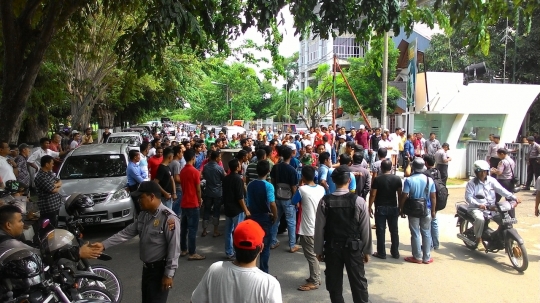 Gara-gara parkir liar ditertibkan, PKL protes main bola di jalan