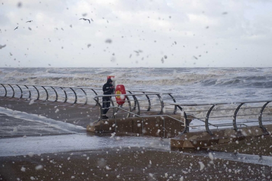 Kekuatan sea wall di Inggris dari hantaman Badai Gonzalo