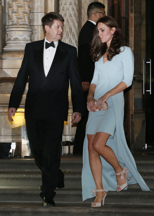 Kate Middleton tampil menawan dengan gaun biru