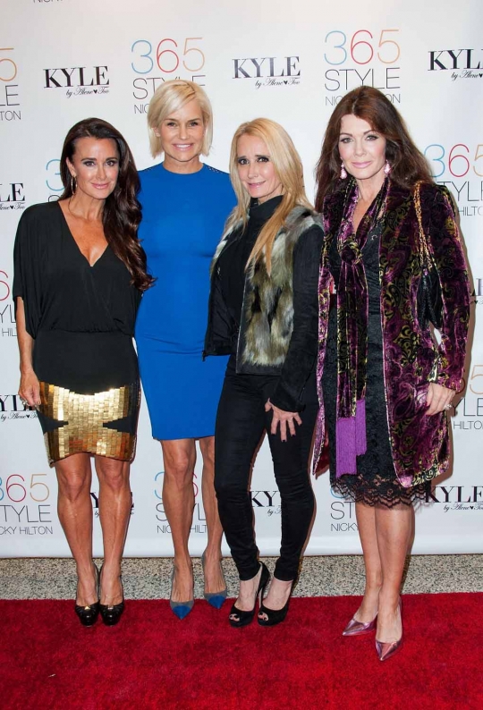 Gaya glamor selebritis cantik Hollywood di pesta Nicky Hilton