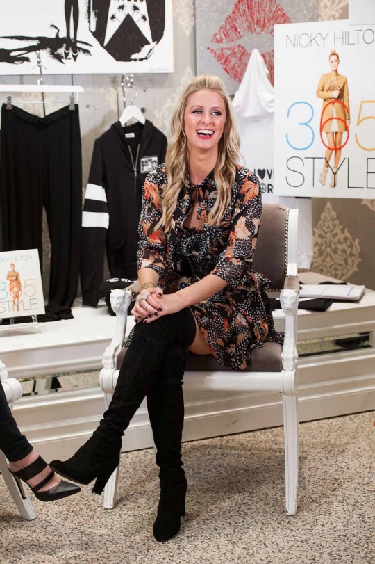 Gaya glamor selebritis cantik Hollywood di pesta Nicky Hilton