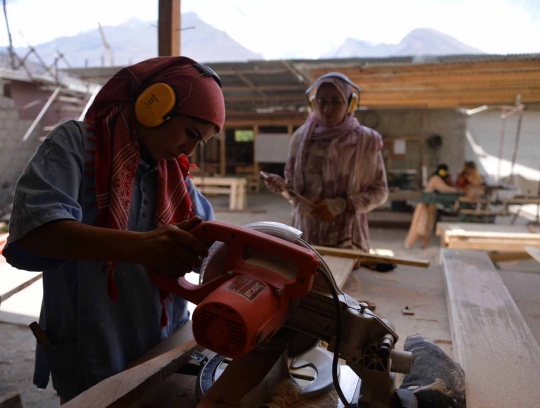 Potret kehidupan wanita Lembah Hunza mayoritas jadi tukang kayu