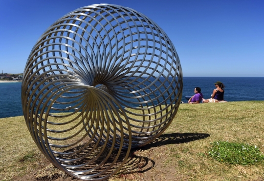 Karya seni unik ini bikin heboh pengunjung pantai di Sydney