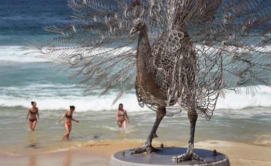 Karya seni unik ini bikin heboh pengunjung pantai di Sydney