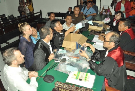 Langgar hukum imigrasi, 2 wartawan Prancis dituntut 4 bulan bui