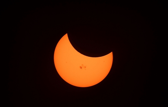 Melihat fenomena gerhana matahari parsial di langit Amerika