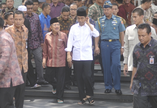 Kekompakan Jokowi-JK salat Jumat bareng di kompleks Istana