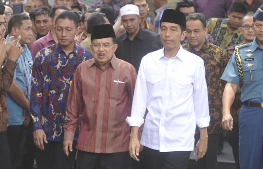 Kekompakan Jokowi-JK salat Jumat bareng di kompleks Istana