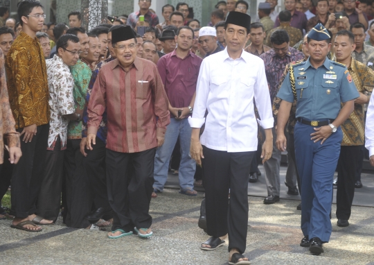 Kekompakan Jokowi-JK salat Jumat bareng di kompleks Istana