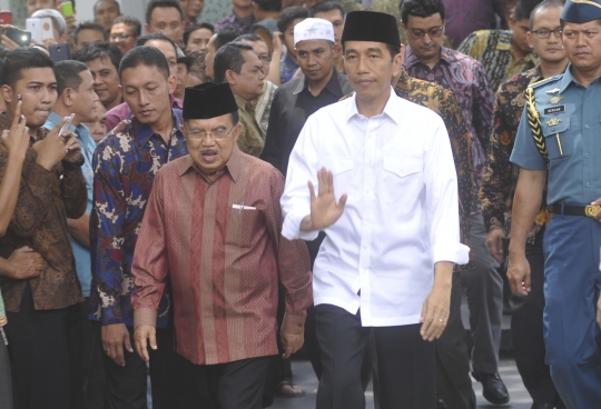Kekompakan Jokowi-JK salat Jumat bareng di kompleks Istana