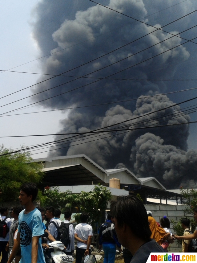 Foto Dahsyatnya kebakaran tangki di pabrik minyak kelapa 