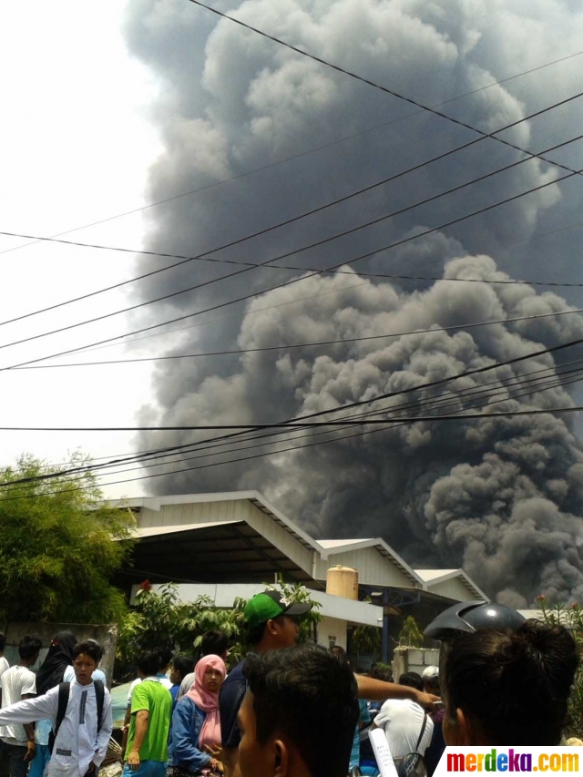 Foto : Dahsyatnya Kebakaran Tangki Di Pabrik Minyak Kelapa Sawit Bekasi ...