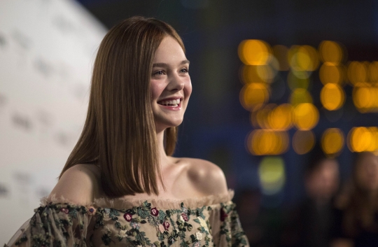 Senyum manis Elle Fanning di pemutaran 'Low Down'