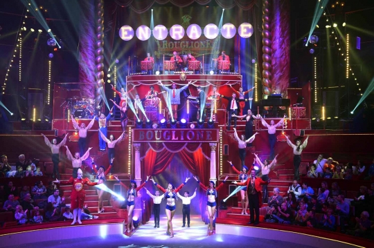 Menyaksikan aksi akrobatik gajah dalam acara sirkus di Paris