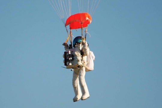 Pelajari stratosfer, pria ini nekat terjun dari ketinggian 41 km