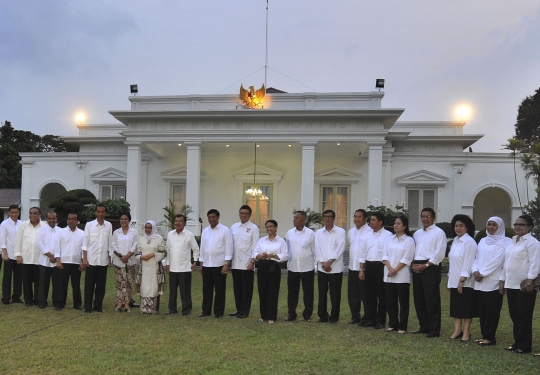 Presiden Jokowi saat umumkan 34 menteri baru di Istana