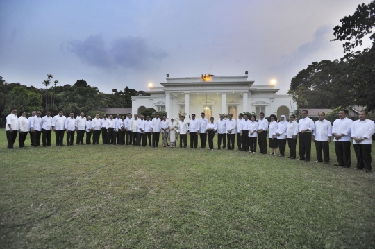 Presiden Jokowi saat umumkan 34 menteri baru di Istana