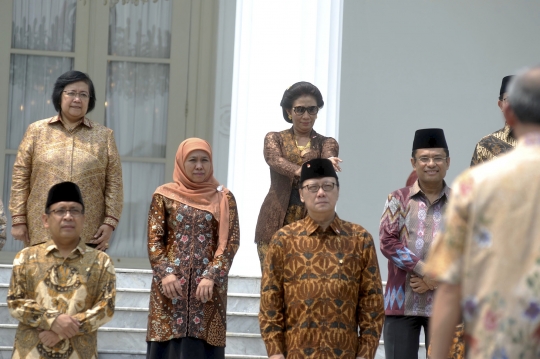 Tingkah laku menteri Kabinet Kerja jelang foto bersama Jokowi-JK