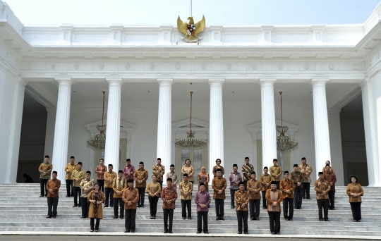 Tingkah laku menteri Kabinet Kerja jelang foto bersama Jokowi-JK