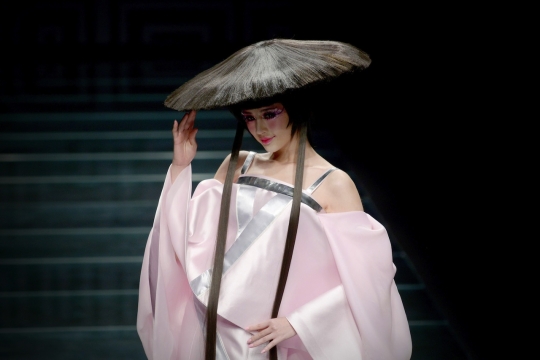 Tren makeup Mao Geping di China Fashion Week 2014