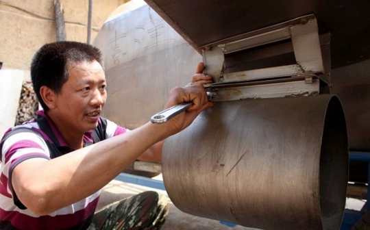 Petani di China ini ciptakan kapal selam dengan tangan sendiri