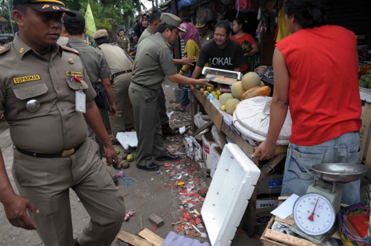 Satpol PP bongkar lapak PKL di Pulo Jahe