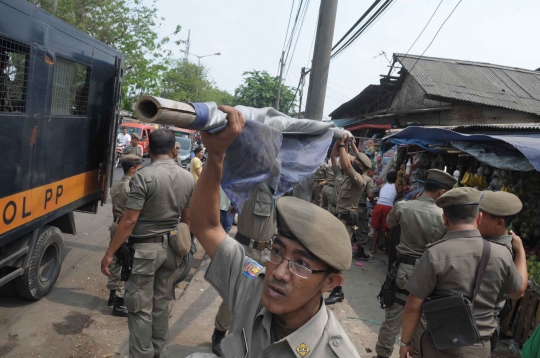 Satpol PP bongkar lapak PKL di Pulo Jahe