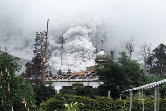 Menengok kondisi bangunan rusak tertimpa abu vulkanik Sinabung